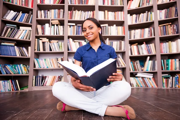 Étudiante africaine tenant un livre — Photo