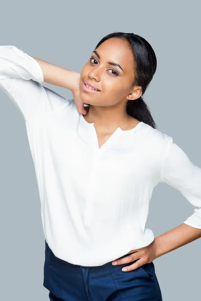 African woman holding hands on hip — Stock Photo, Image