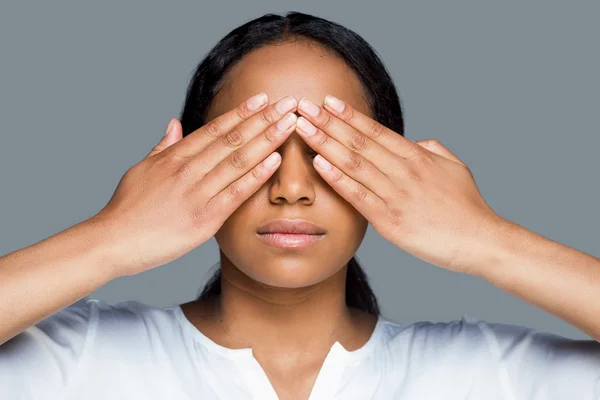 Mujer africana cubriendo ojos — Foto de Stock