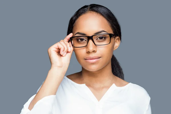 Africano mulher ajustando seus óculos — Fotografia de Stock