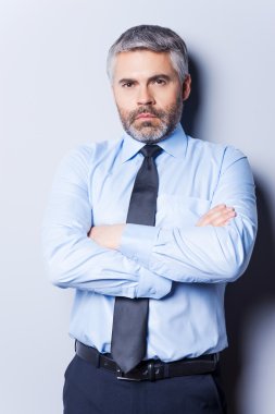 Gömlek ve kravat emin olgun adam