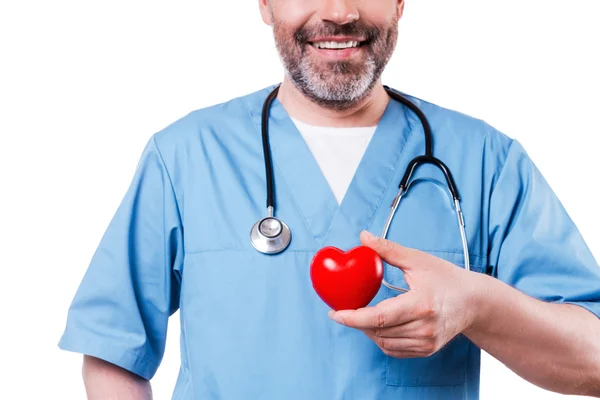 Herzchirurg hält herzförmiges Spielzeug in der Hand — Stockfoto