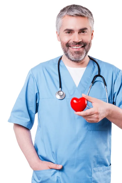 Cardiología cirujano sosteniendo corazón forma juguete — Foto de Stock