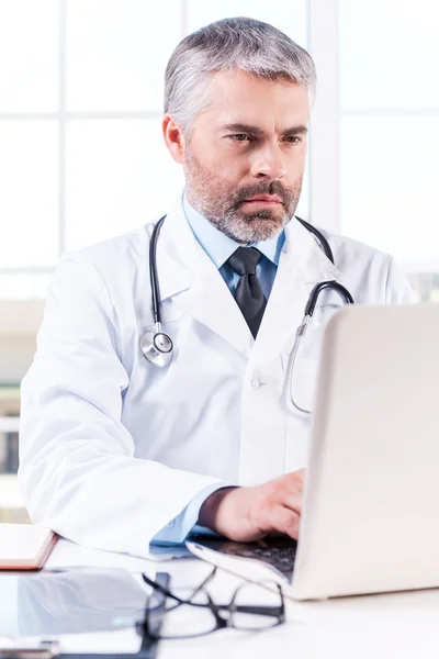 Doctor working on laptop — Stock Photo, Image