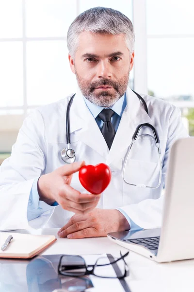 Γιατρός που κατέχουν καρδιά σχήμα παιχνίδι — Φωτογραφία Αρχείου