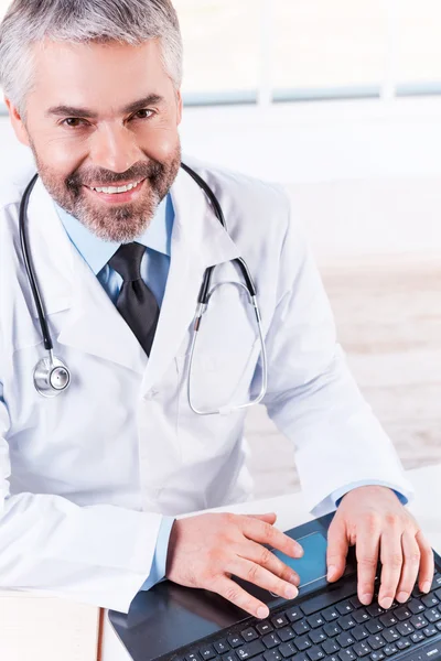 Lekarz pracujący na laptopie — Zdjęcie stockowe