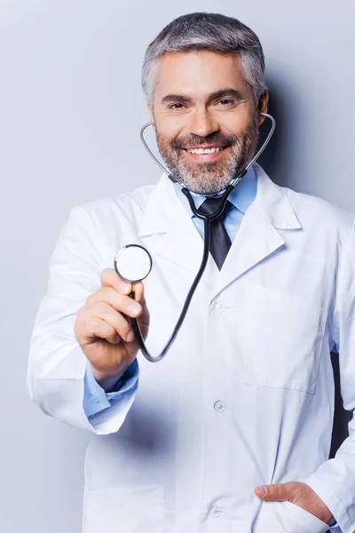 Doktor vyšetřoval vás s stetoskop — Stock fotografie