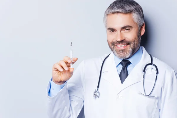 Médico segurando seringa — Fotografia de Stock