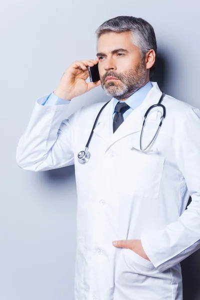 Arzt am Telefon. — Stockfoto