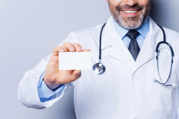 Doutor mostrando seu cartão de visita — Fotografia de Stock