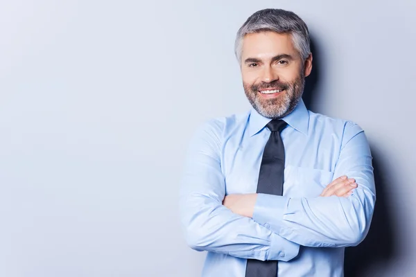 Vertrouwen en succesvolle man in overhemd en stropdas — Stockfoto