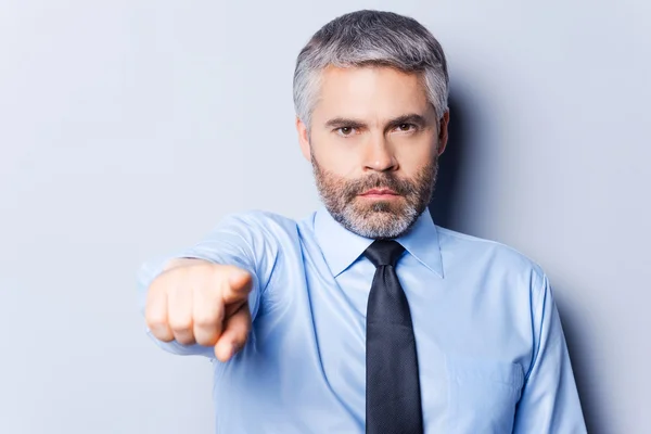 Homem de camisa e gravata apontando para você — Fotografia de Stock