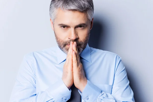 Hombre con camisa y corbata rezando por el éxito . — Foto de Stock