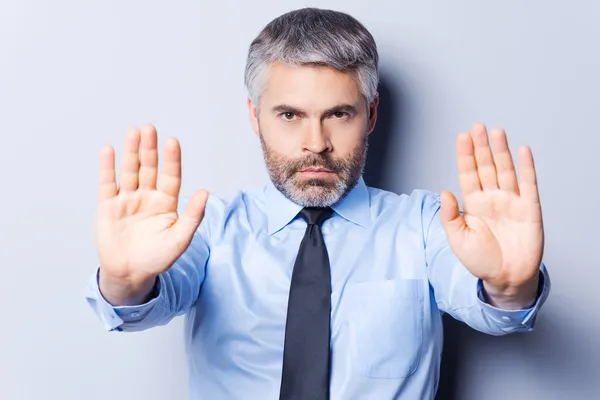 Hombre con camisa y corbata mostrando sus palmas — Foto de Stock