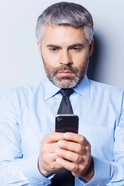 Mature man typing business message. — Stock Photo, Image