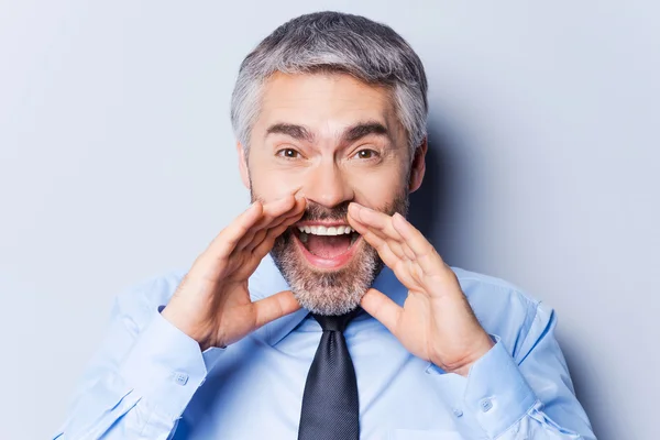 Man in overhemd en stropdas schreeuwen — Stockfoto