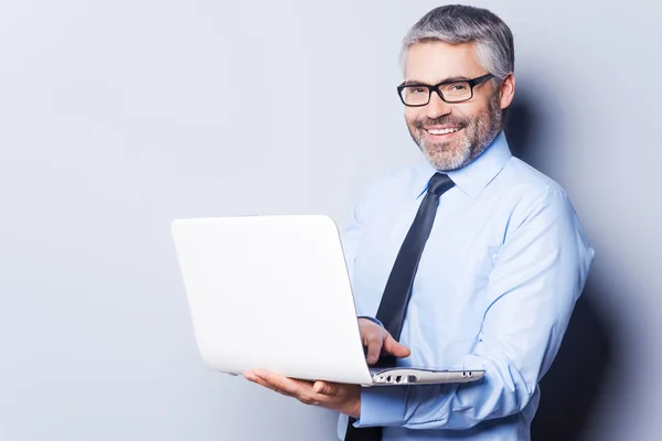 Homem em desgaste formal trabalhando no laptop — Fotografia de Stock