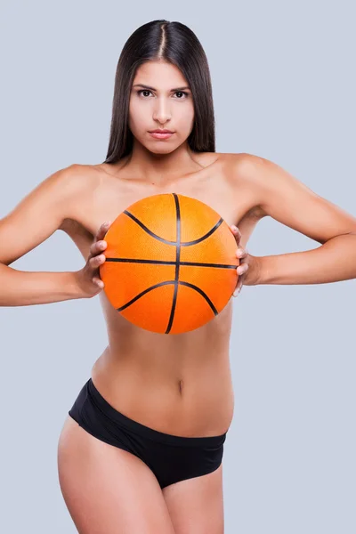 Жінка без сорочки тримає м'яч — стокове фото