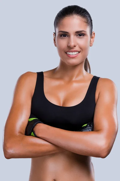 Donna in abbigliamento sportivo tenere le braccia incrociate — Foto Stock