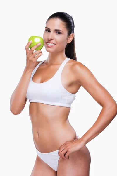 Mujer en sujetador blanco y bragas sosteniendo manzana — Foto de Stock