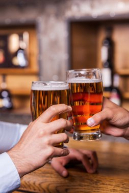 bira ile toasting erkekler