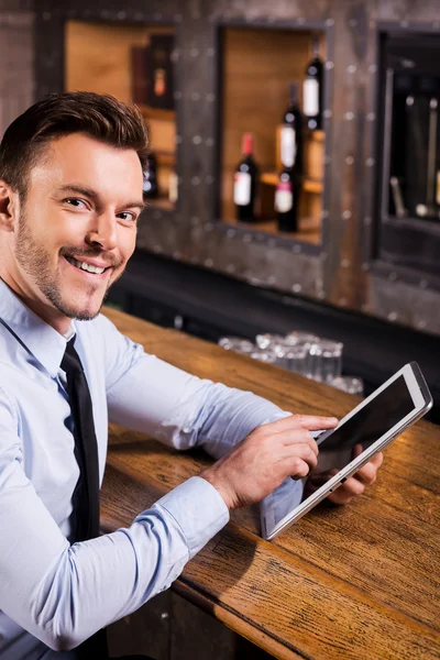 Homme Surfer sur le net dans le bar . — Photo