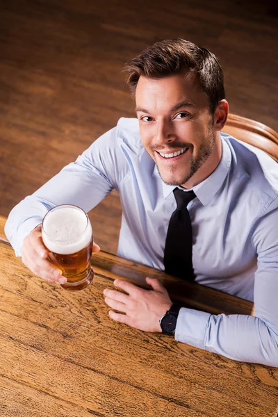 Άνθρωπος στο πουκάμισο και γραβάτα κρατώντας το ποτήρι με την μπύρα — Φωτογραφία Αρχείου