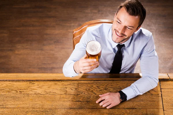 男のシャツとネクタイのビールのグラスを調べる — ストック写真