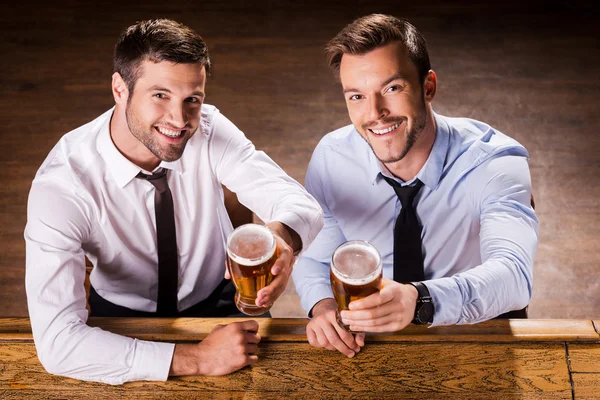 Hombres con camisa y corbata sosteniendo vasos con cerveza — Foto de Stock