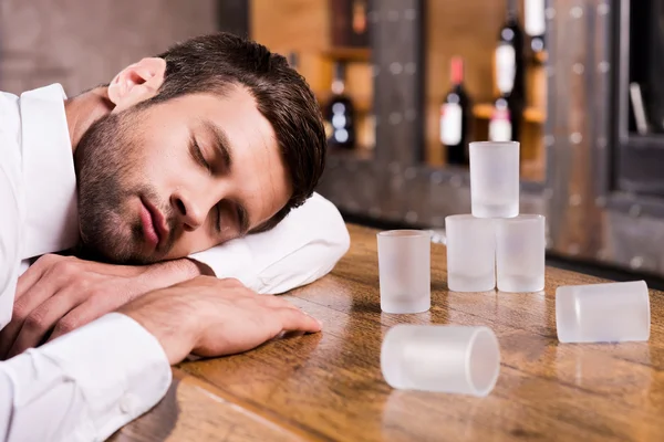Drunk man leaning at bar counter — Stock Photo, Image