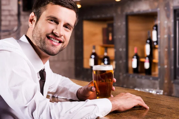 Hombre disfrutando de cerveza fría y fresca . —  Fotos de Stock