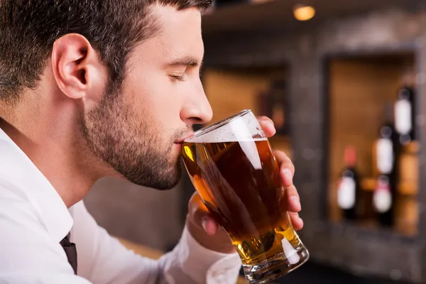 Uomo che beve birra. — Foto Stock