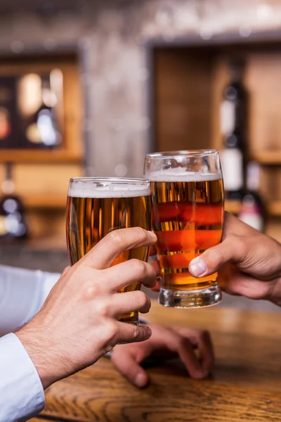 Uomini brindare con birra — Foto Stock