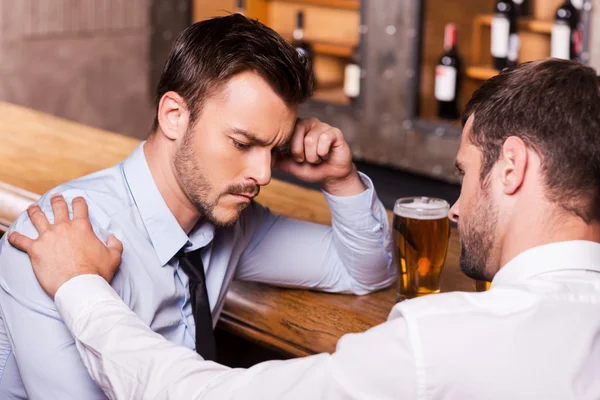 El hombre siendo consolado por su amigo — Foto de Stock