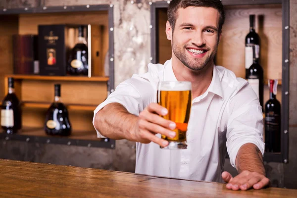 Cantinero estirando el vaso con cerveza — Foto de Stock