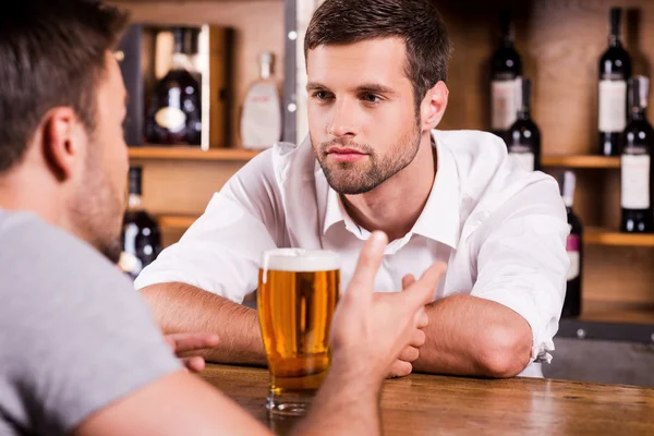 Kunde im Gespräch mit Barkeeper — Stockfoto