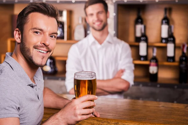 Happy bar customer. — Stock Photo, Image