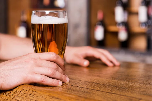 Hombre sosteniendo vaso con cerveza —  Fotos de Stock