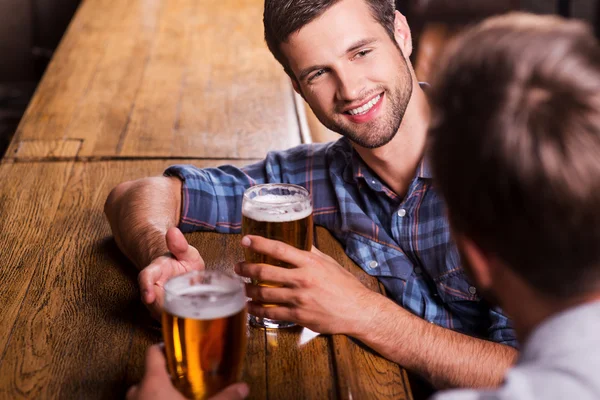 Hombres hablando y bebiendo cerveza — Foto de Stock