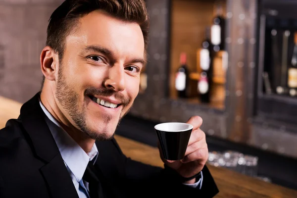 Man in formalwear drinking coffee — Stock Photo, Image