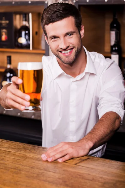 Barman uitrekken uit glas met bier — Stockfoto