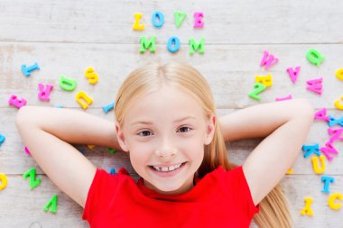 plastik renkli harfler ile kız