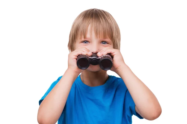 Niño sosteniendo binoculares —  Fotos de Stock
