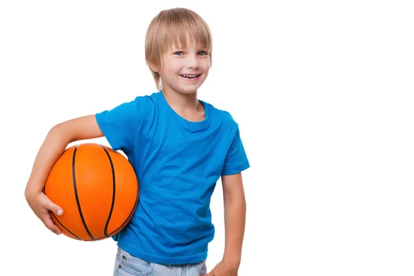 Pojken håller basket boll — Stockfoto