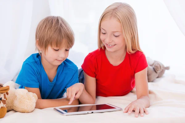 Дети играют на цифровом планшете — стоковое фото