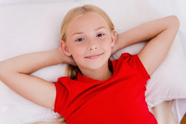 Kleines Mädchen liegt im Bett — Stockfoto