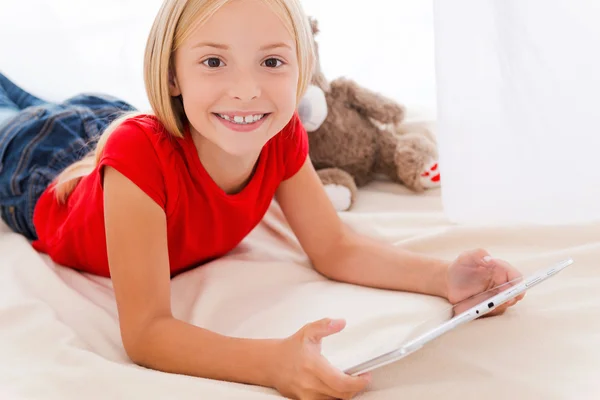 Menina segurando tablet digital — Fotografia de Stock