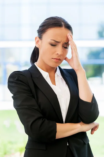 Frustrata giovane donna in abbigliamento formale — Foto Stock