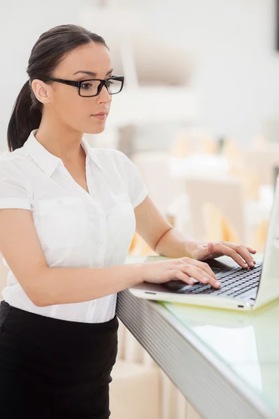 Mulher em formalwear trabalhando no laptop — Fotografia de Stock