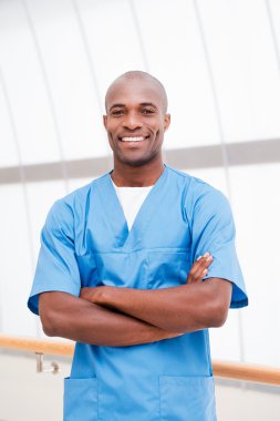 Kendine güvenen genç Afrikalı doktor